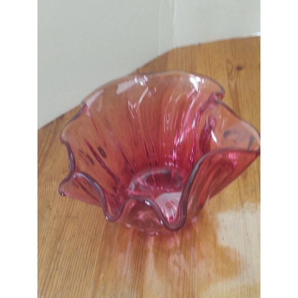 Anthony Rossi Hand Blown Glass Fluted Edge Cranberry Bowl 6" x 6" x 4.5" Canada - Picture 5 of 12